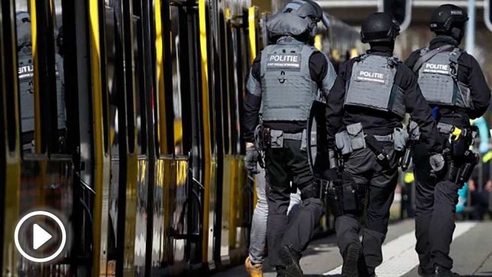 Varios agentes de la Policia holandesa en una estación de tranvía en la zona de Utrecht donde se ha producido el tiroteo. Foto: AFP