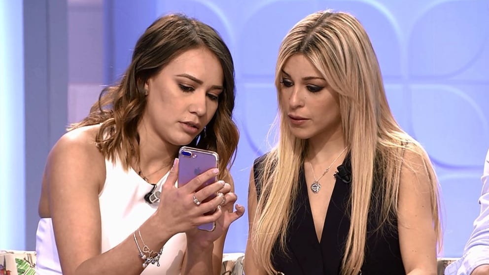 Oriana y Silvia miran mensajes en ‘MYHYV’