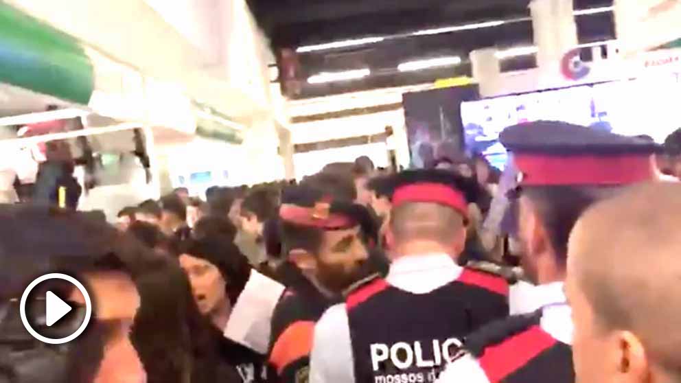 Mossos protegiendo de los CDR el stand del Ejército en el Salón de la Enseñanza de Barcelona