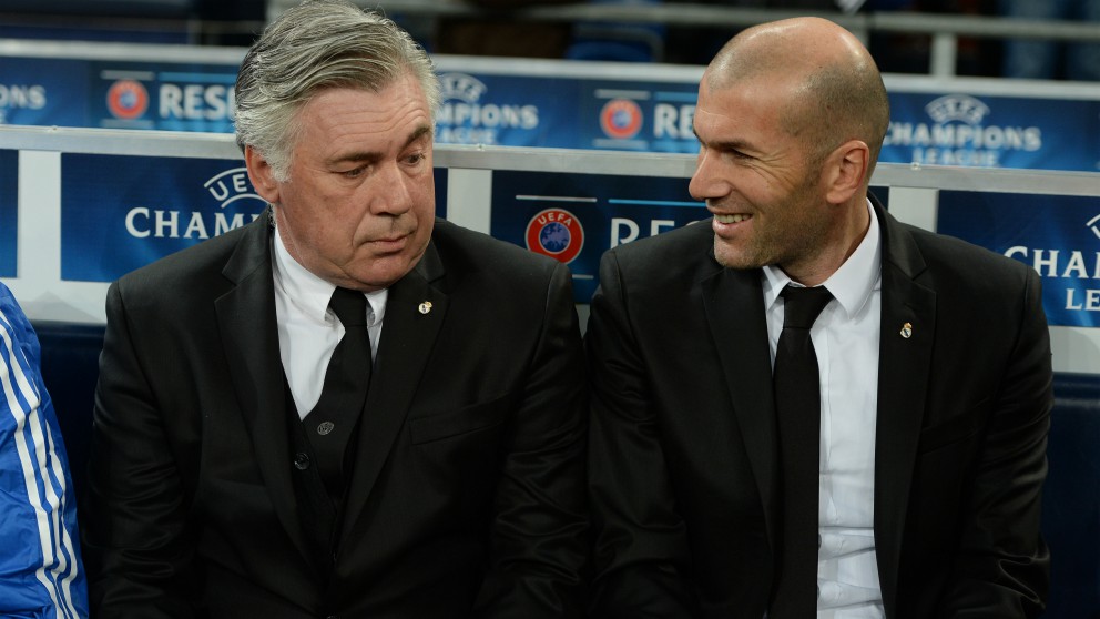 Carlo Ancelotti y Zinedine Zidane. (AFP)