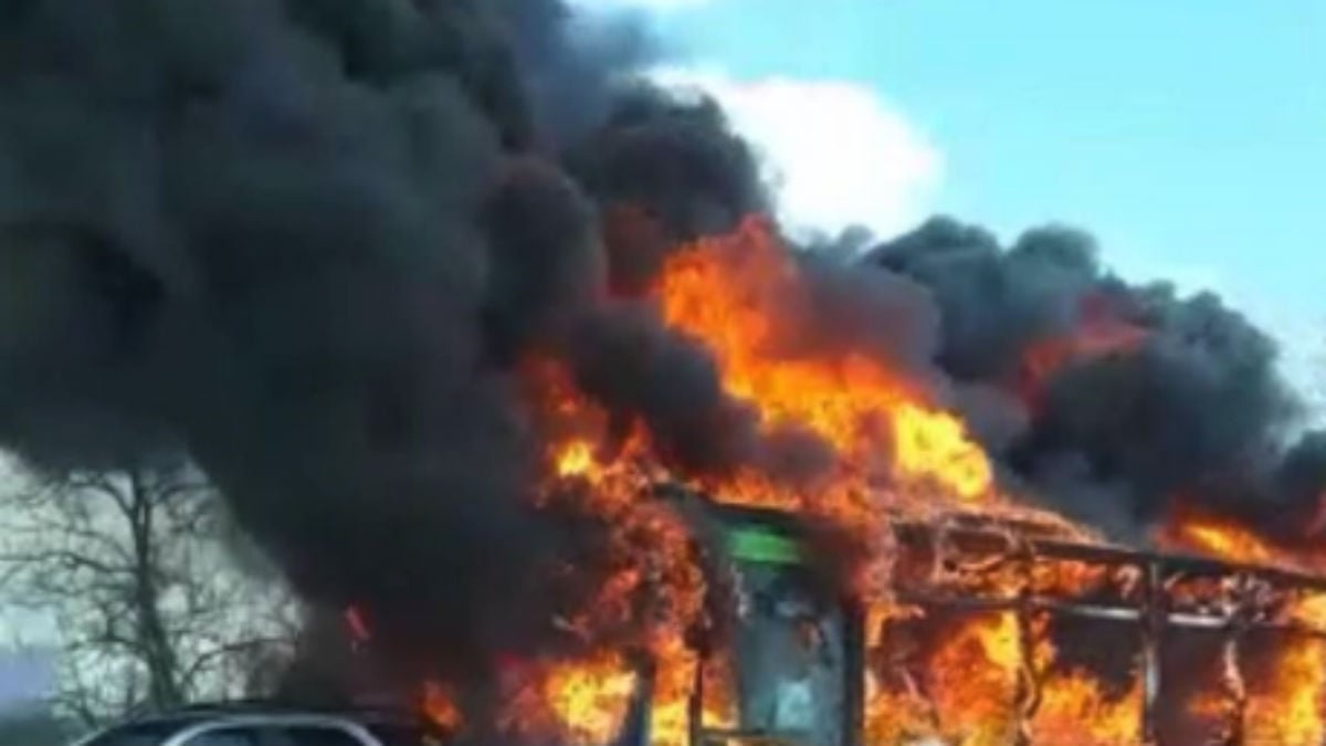 Autobús quemado en Milán (RRSS).