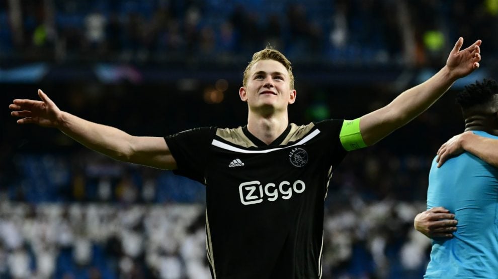 Matthijs de Ligt celebra la victoria y el pase del Ajax frente al Real Madrid, en Champions League (AFP).