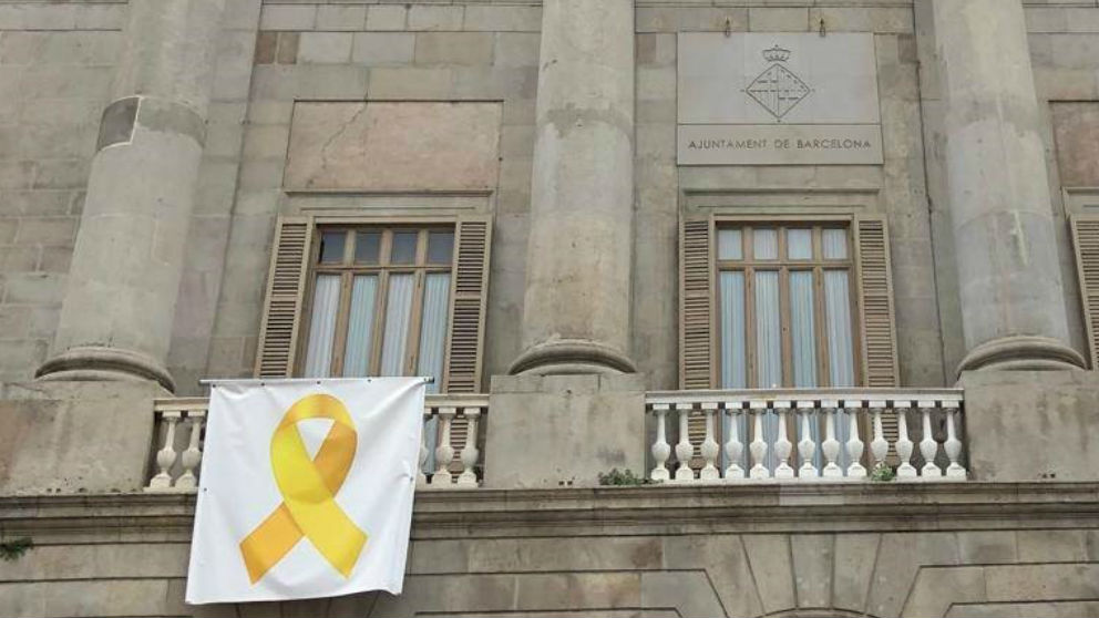 Lazo amarillo en la fachada del Ayuntamiento de Barcelona (Foto: Europa Press).