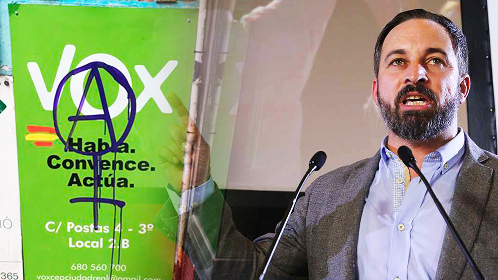 El líder de VOX, Santiago Abascal, y una pintada anarquista en el letrero del partido en Ciudad Real.