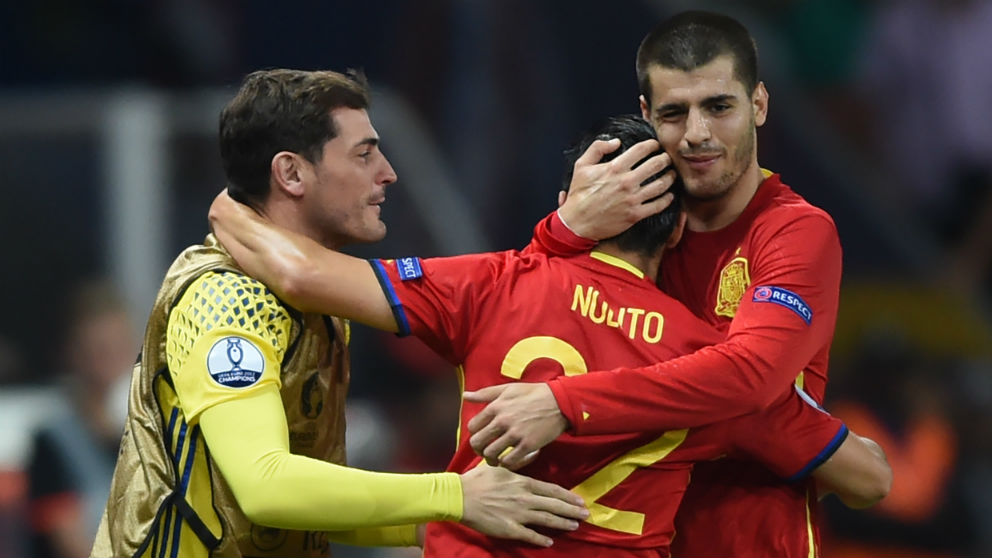 Casillas y Morata se abrazan con Nolito en un partido de la selección española. (AFP)