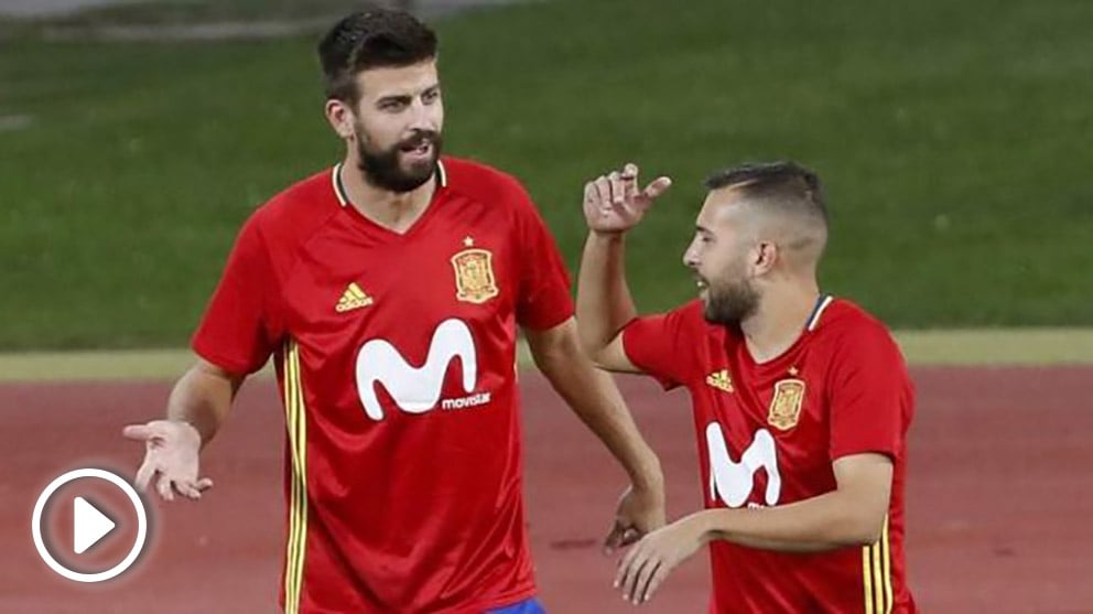 Piqué y Jordi Alba, en un entrenamiento con la selección española. (EFE)