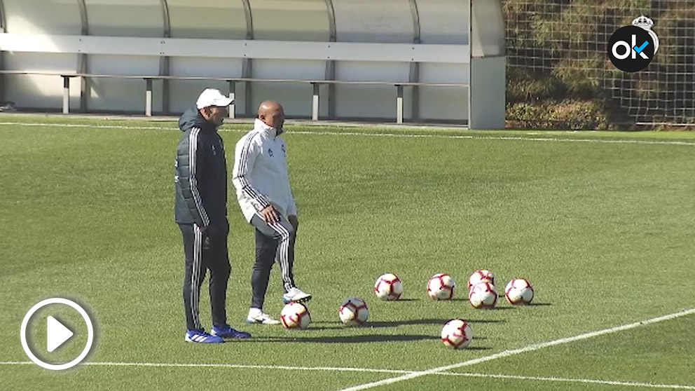 Roberto Carlos y Zidane hablan en el entrenamiento en Valdebebas.