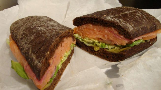 Sándwich pan negro