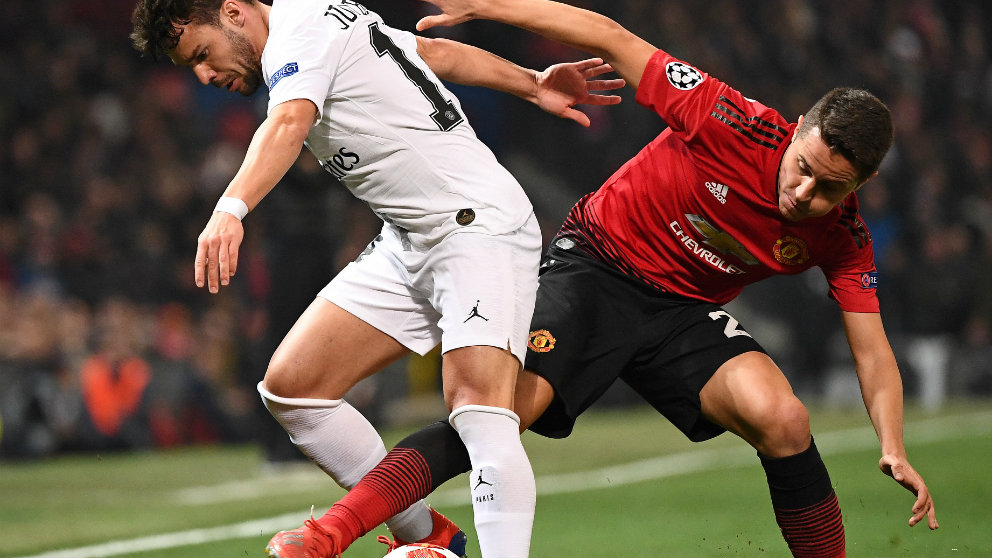 Ander Herrera disputa un balón a Bernat (AFP)