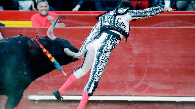 El diestro Enrique Ponce resultó herido durante la faena de muleta al quinto toro de la corrida del martes en la feria de Fallas de Valencia. Foto: EFE