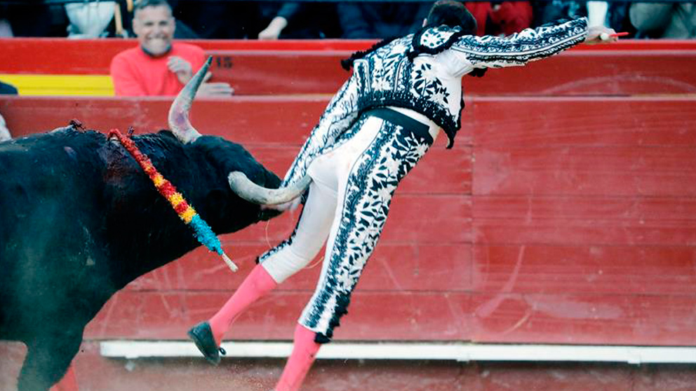 El diestro Enrique Ponce resultó herido durante la faena de muleta al quinto toro de la corrida del martes en la feria de Fallas de Valencia. Foto: EFE