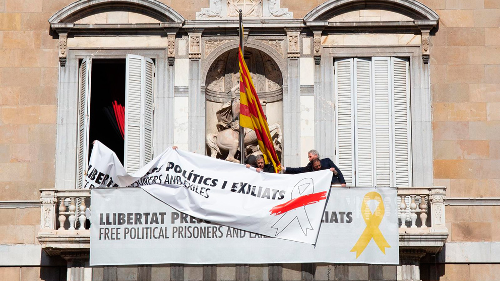 Empleados de la Generalitat retiran la pancarta con el lazo amarillo que lucía el balcón de la Generalitat de Cataluña. Foto: Europa Press