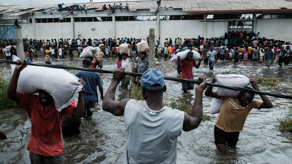 Ciudadanos de Mozambique tras el paso del ciclón. Foto: AFP