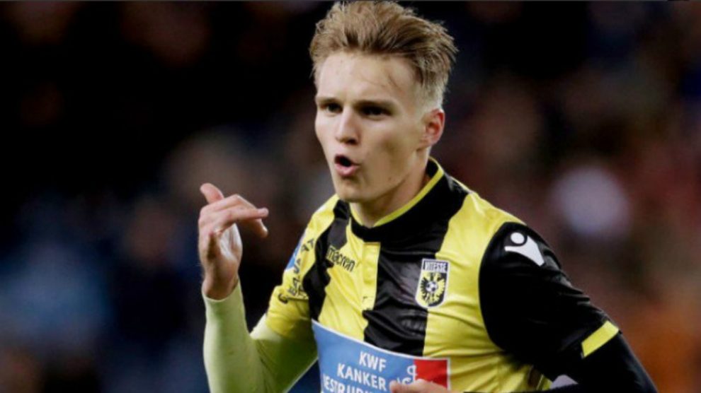 Martin Odegaard celebra un gol con el Vitesse.