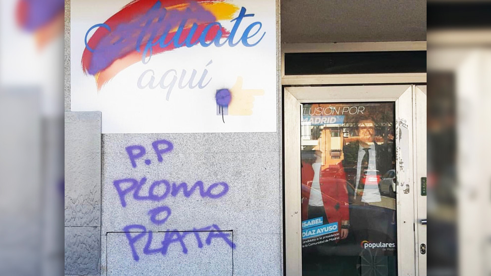 Pintadas de «plata o plomo» en la sede del PP en Rivas Vaciamadrid