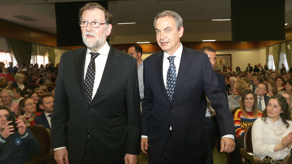Los ex presidentes del Gobierno, Mariano Rajoy y José Luis Rodríguez Zapatero participan en el debate ‘¿La consolidación de la Democracia?’ en el 40 aniversario de la Universidad de León. (Foto: Europa Press)