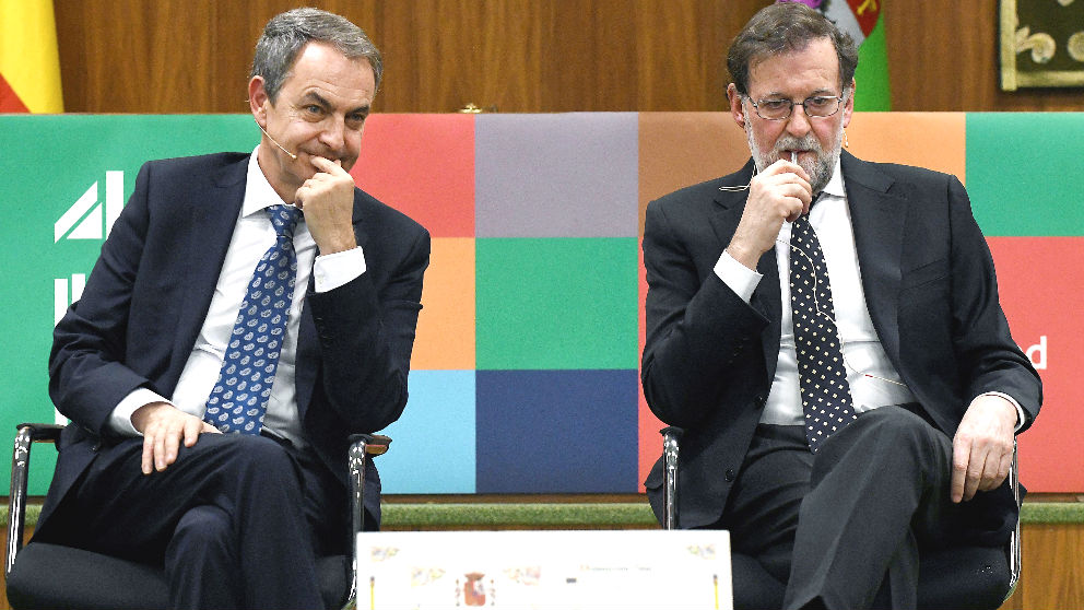 Los ex presidentes del Gobierno José Luis Rodríguez Zapatero (i) y Mariano Rajoy (d), participando en el ciclo de actividades organizado por la Universidad de León (ULe) (Foto: Efe)