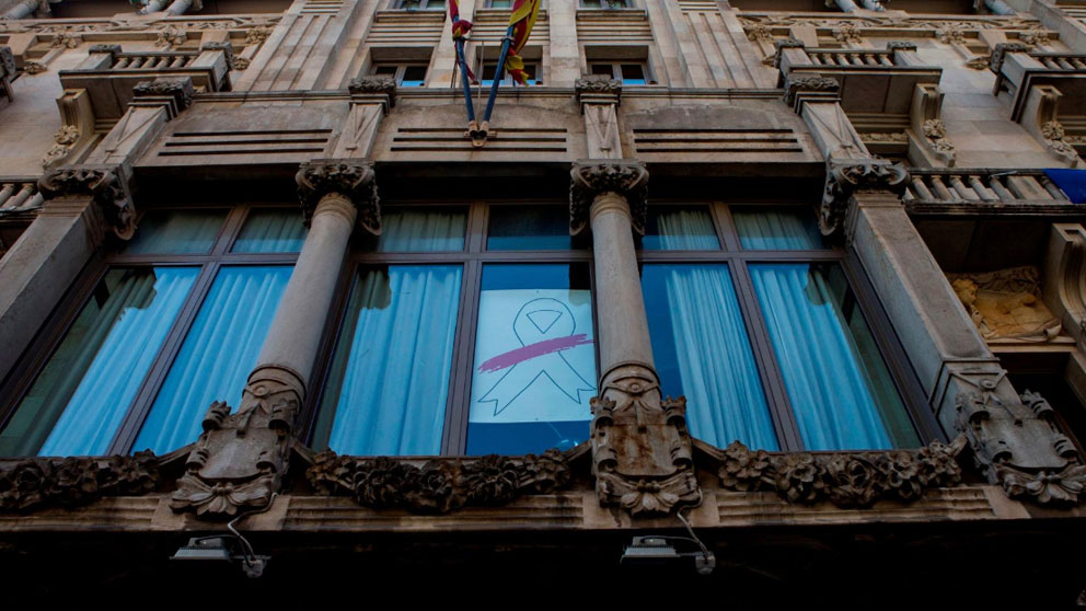 La fachada de la consejería de Economía de Cataluña luciendo el lazo blanco que sustituyó al amarillo para intentar burlar la orden de la Junta Electoral Central. Foto: Twitter