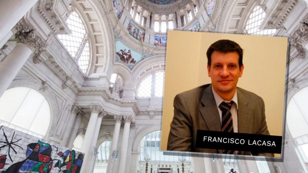 El jefe de seguridad de Ciudadanos, Francisco Lacasa, ante una imagen del Museu Nacional d’Art de Catalunya (MNAC).