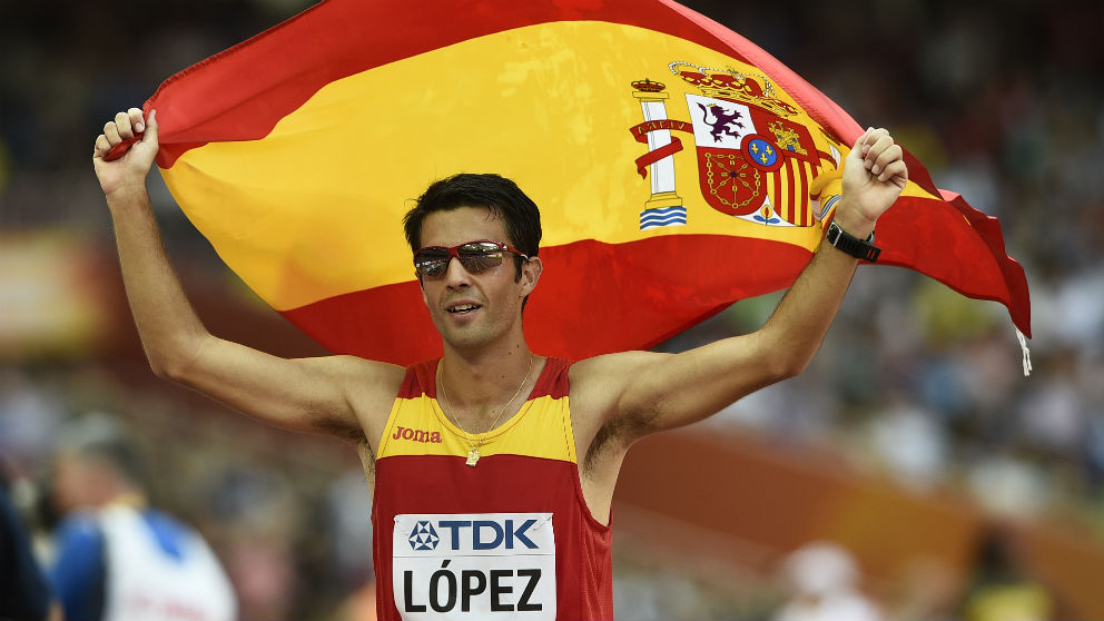 Miguel Ángel López celebra un triunfo con la bandera de España. (AFP)