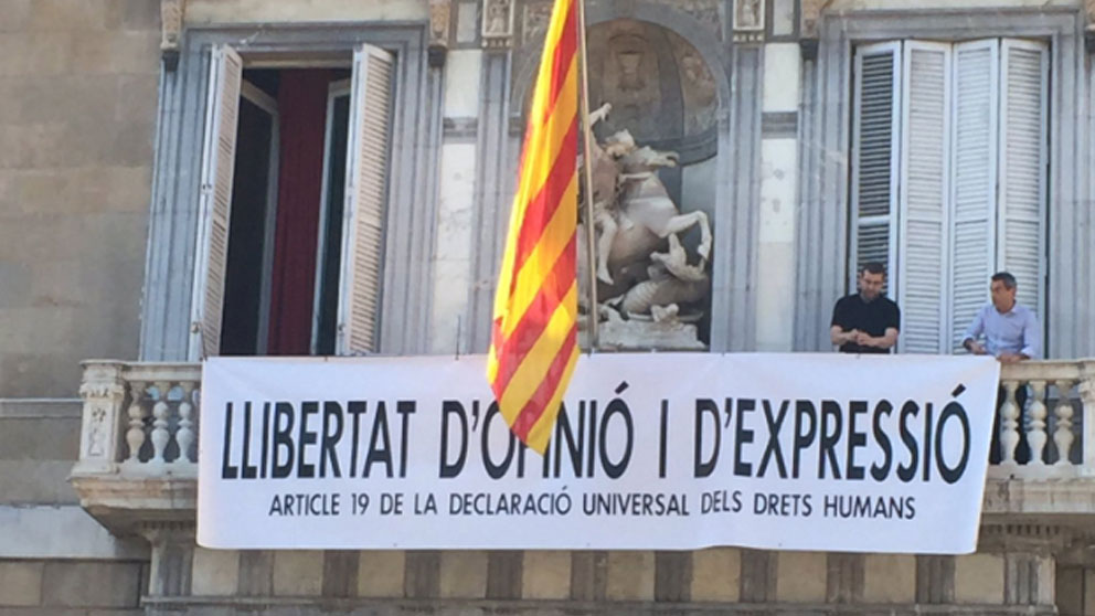 Quim Torra coloca una nueva pancarta en el balcón del Palau de la Generalitat. Foto: Twitter