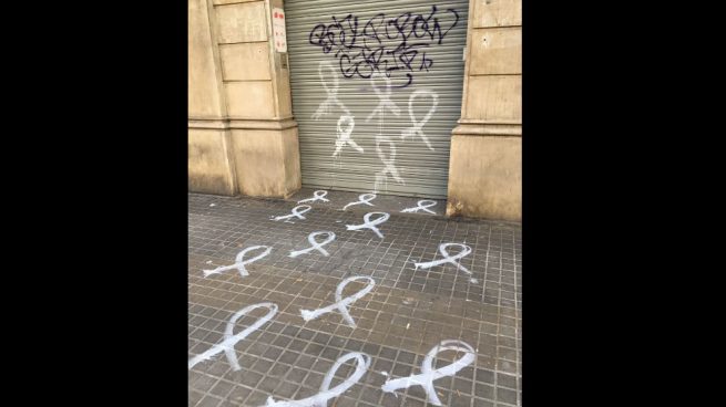 Pintan lazos blancos en la sede del PSC de Barcelona