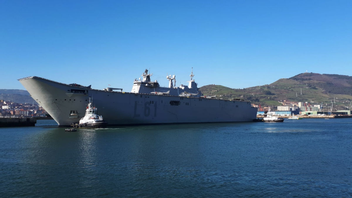 El buque de guerra de la Armada española ‘Juan Carlos I’ atraca en Guecho. (Fuente: Armada Española).