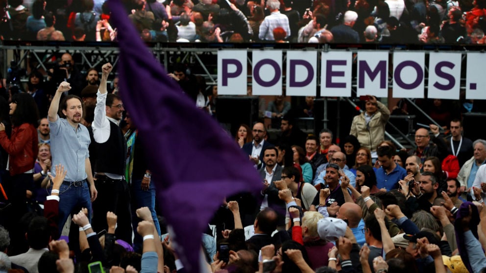 Pablo Iglesias y Juan Carlos Monedero, este sábado en la Plaza del Museo Reina Sofía. (Foto: EFE)