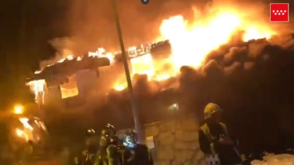Incendio en un chalet de madera en Madrid.