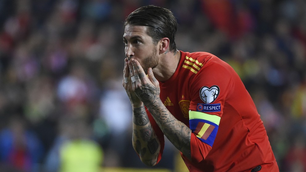 Sergio Ramos celebra su gol en el España – Noruega. (AFP)
