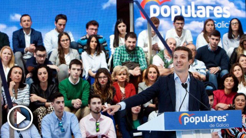 El líder del PP, Pablo Casado, este domingo en Vigo en un mitin de precampaña. (Foto: EFE)