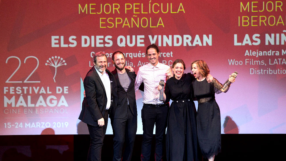 El director y otros miembros de la película ganadora (Foto: EFE).