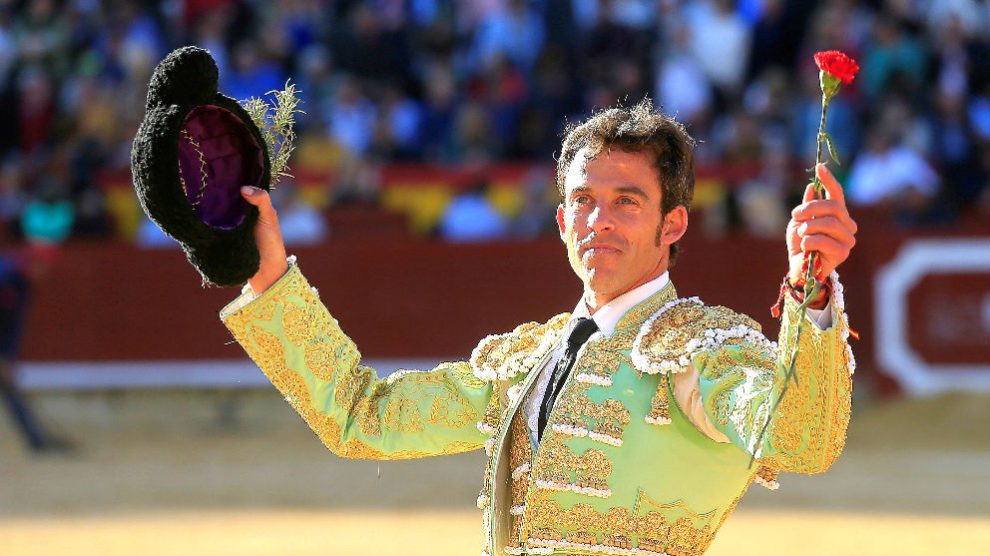 Paco Ramos saluda al público tras una de sus faenas (Foto: EFE).