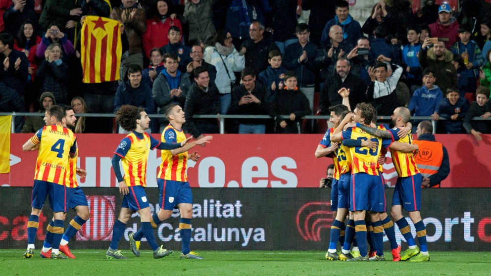 Los jugadores de Cataluña celebran un gol contra Venezuela. (EFE)