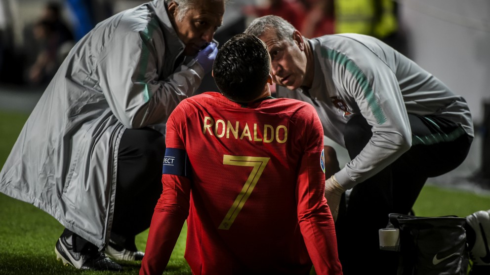 Cristiano Ronaldo, atendido por los médicos. (AFP)