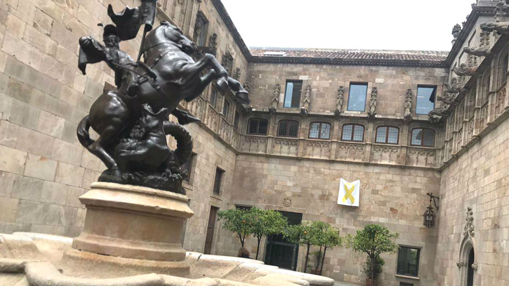 El lazo amarillo que mantiene Quim Torra en un patio interior del Palau de la Generalitat