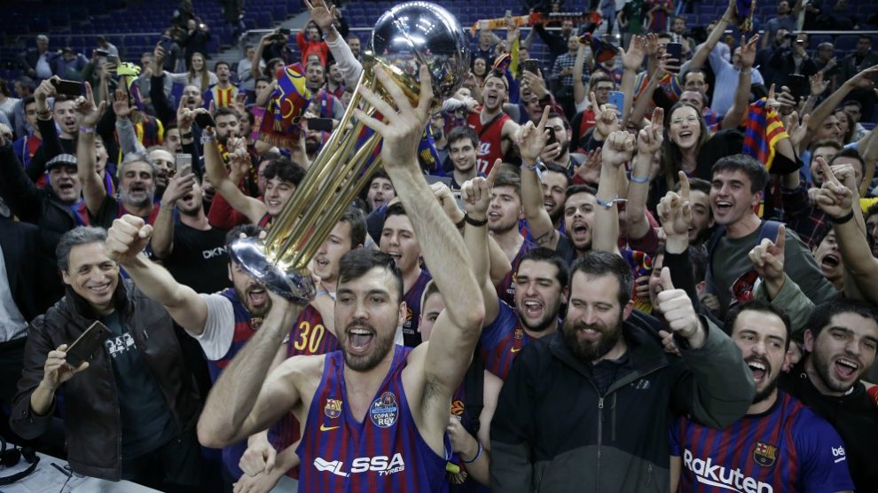 Oriola celebra la Copa del Rey junto a los seguidores del Barcelona. (ACB)