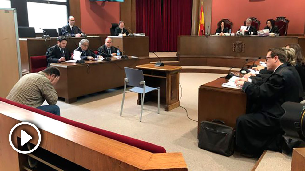 El cabo de la unidad de los Mossos d’Esquadra y otro agente de la policía catalana que investigaron el caso del ex profesor de Maristas Joaquín Benítez. Foto: Europa Press