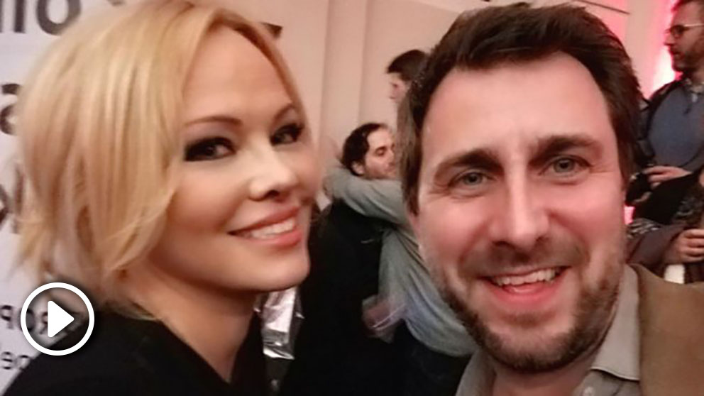 El ex consejero fugado Toni Comín junto a la modelo canadiense Pamela Anderson