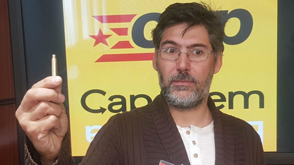 Un concejal de la CUP muestra la bala que le han dejado en su buzón. Foto: Europa Press