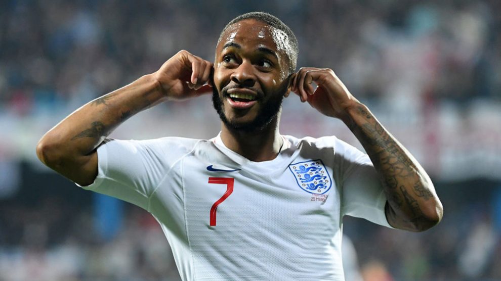 Sterling reaccionó así a los insultos racistas de la afición de Montenegro tras hacer el 1-5. (Getty)
