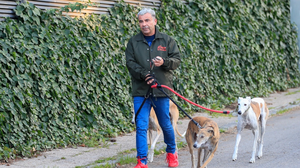 Jorge Javier, presentador de ‘Gran Hermano DÚO’, pasea a sus galgos. (Foto: Gtres)