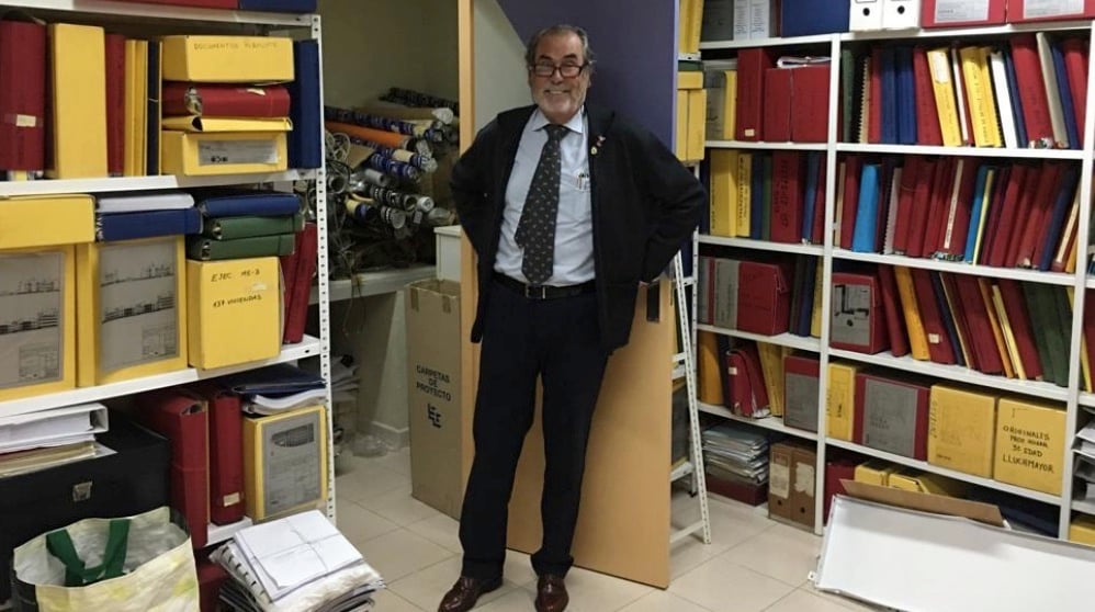 El arquitecto José Manuel Dávila en su archivo con todos los proyectos que ha desarrollado. (Foto. OKDIARIO)