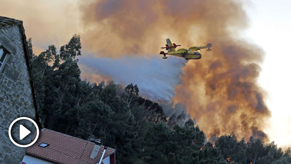 Tareas de extinción de los incendios de Galicia. Foto: EFEincendio