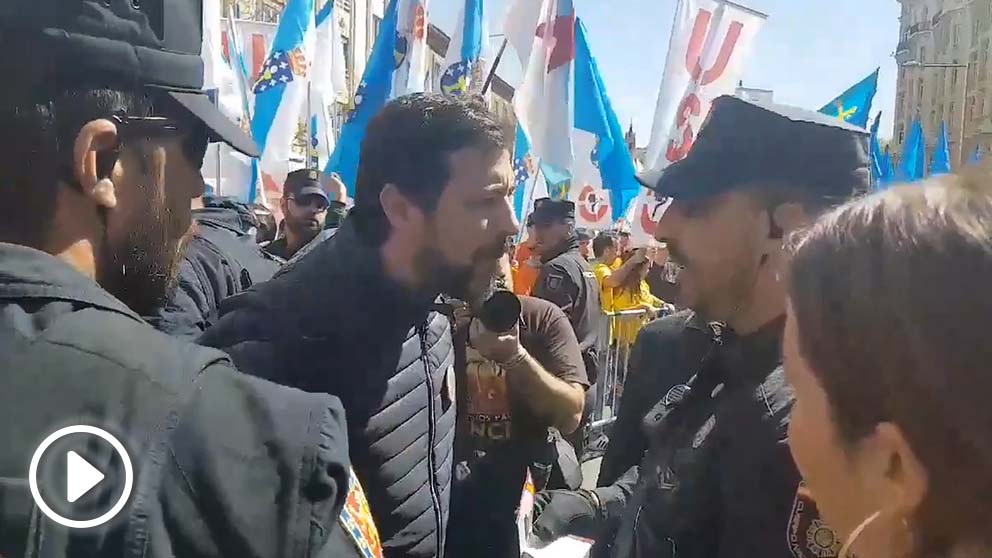 Un diputado de Podemos se pone chulo con la Policía: «Usted no me manda aquí, deme el número de placa». video @Naranjito