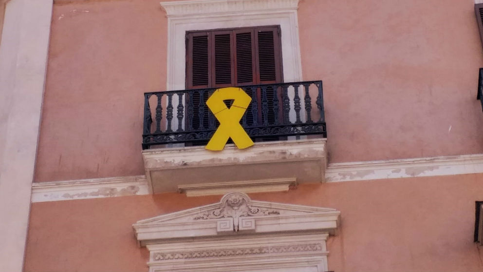 Lazo amarillo en el Ayuntamiento de Palma