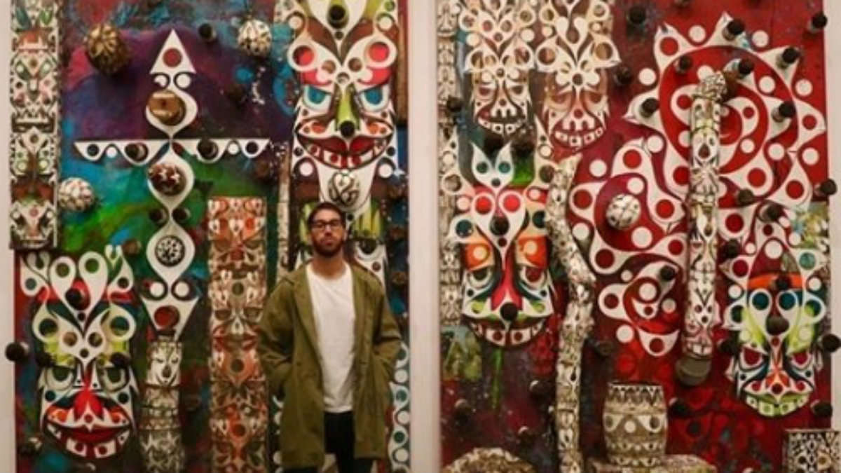 Sergio Ramos posa junto a la obra del artista Phil Frost que ha adquirido (Instagram).