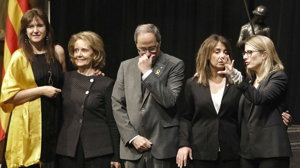 El presidente de la Generalitat, Quim Torra, con las nuevas conselleras de Presidencia, Merixell Budó (2d), que sustituye a Elsa Artadi (d); y de Cultura, Mariàngela Vilallonga (2i), que sustituye a Laura Borràs (i), tras el acto de toma de posesión que se celebró en el Palau de la Generalitat. (Foto: Efe)