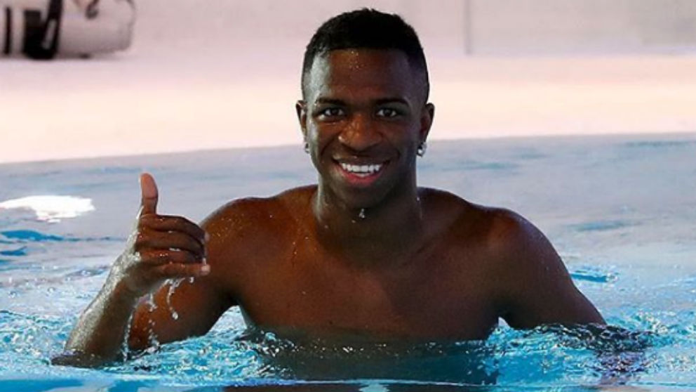 Vinicius, en plena recuperación en la piscina. (Instagram)