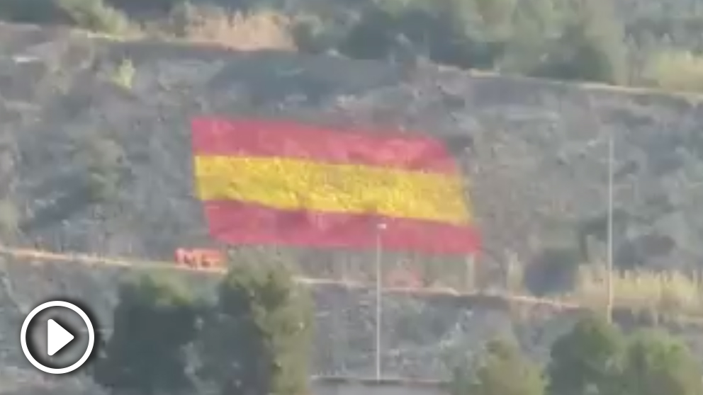 Un comando constitucionalista pinta una gran bandera de España en el muro de una carretera de Martorell (Barcelona)